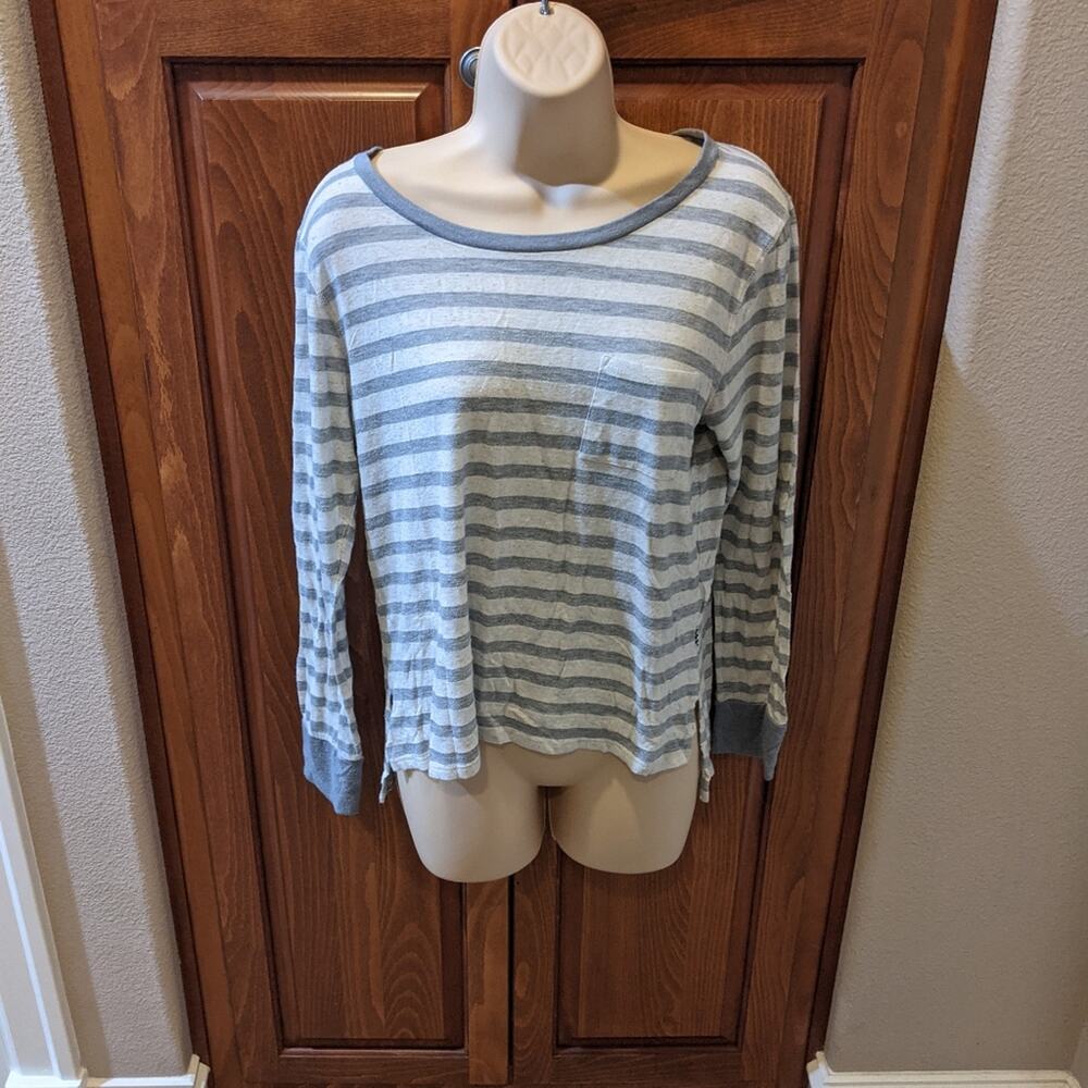 Vans Long Sleeved Grey and White Striped T-shirt Size Medium